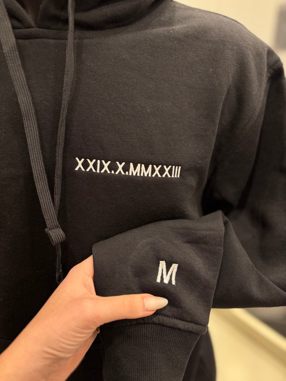 Moletom com capuz personalizado com bordado de números romanos e data