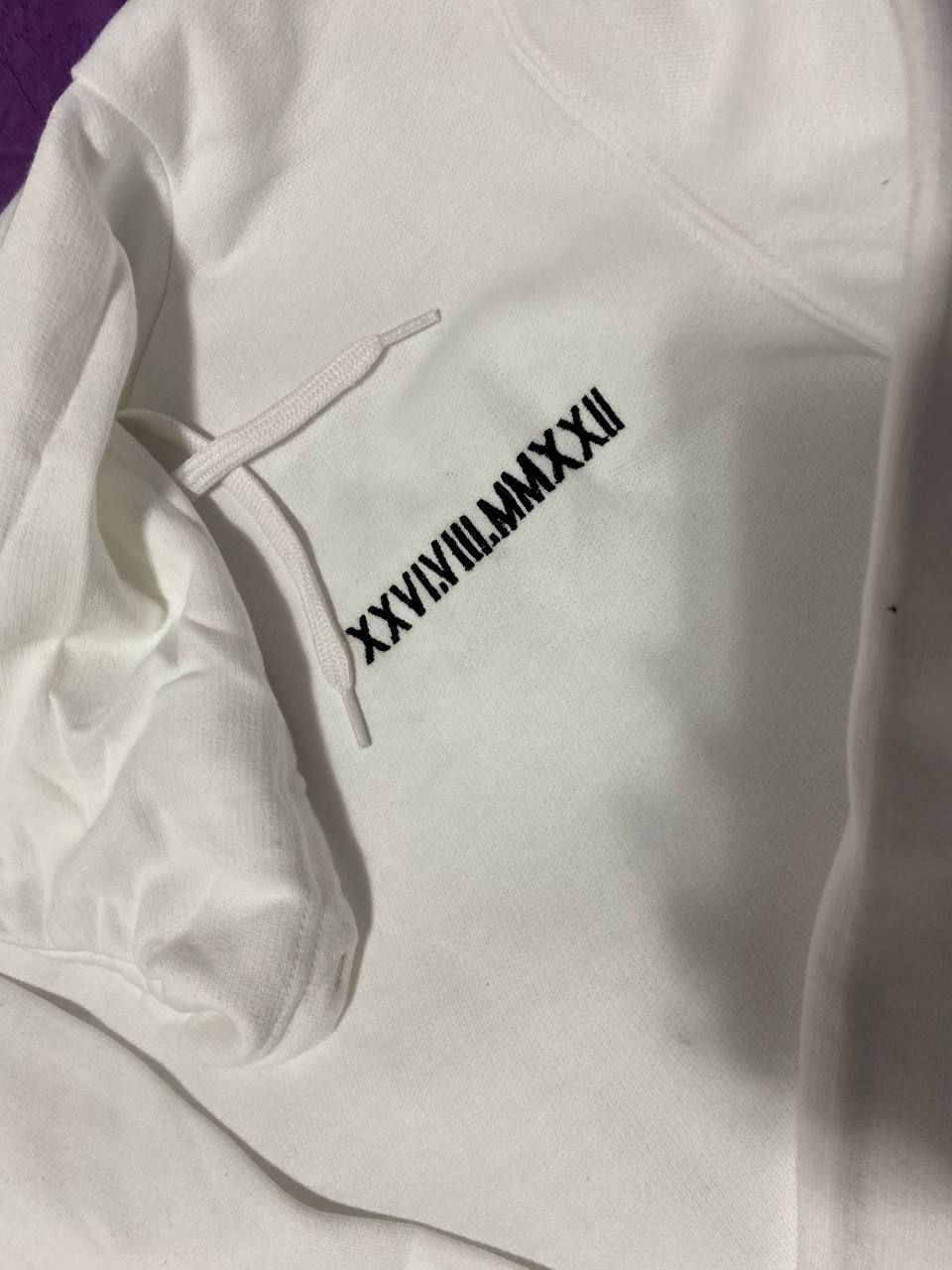 Moletom com capuz personalizado com bordado de números romanos e data