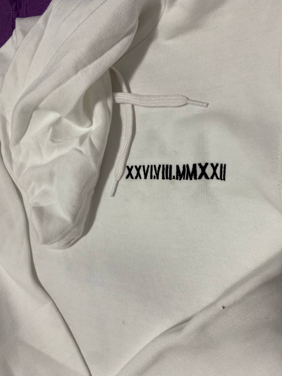 Moletom com capuz personalizado com bordado de números romanos e data